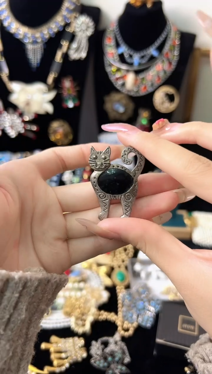 铜合金合成碳硅石抽象猫咪胸针