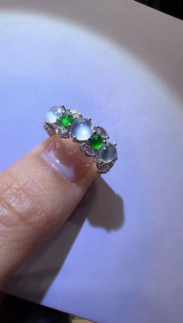 18K金镶嵌戒指翡翠蛋面