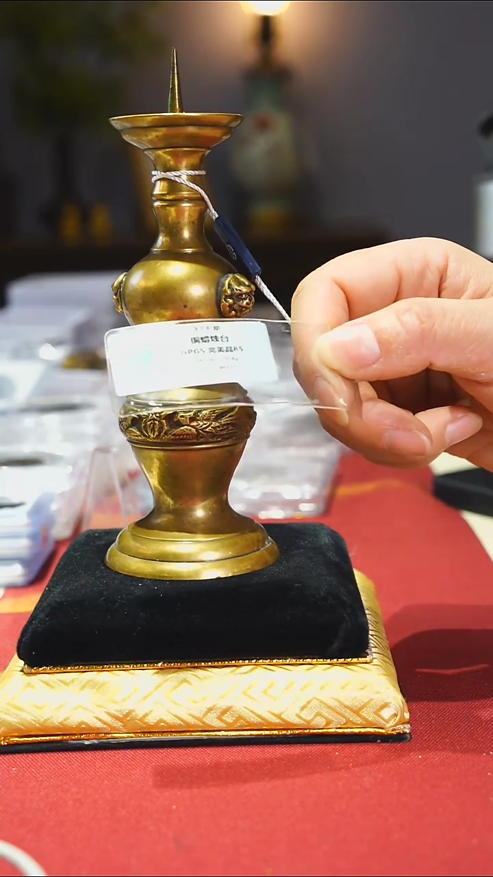 【闪购商品】金属创汇狮耳铜烛台带证书6171