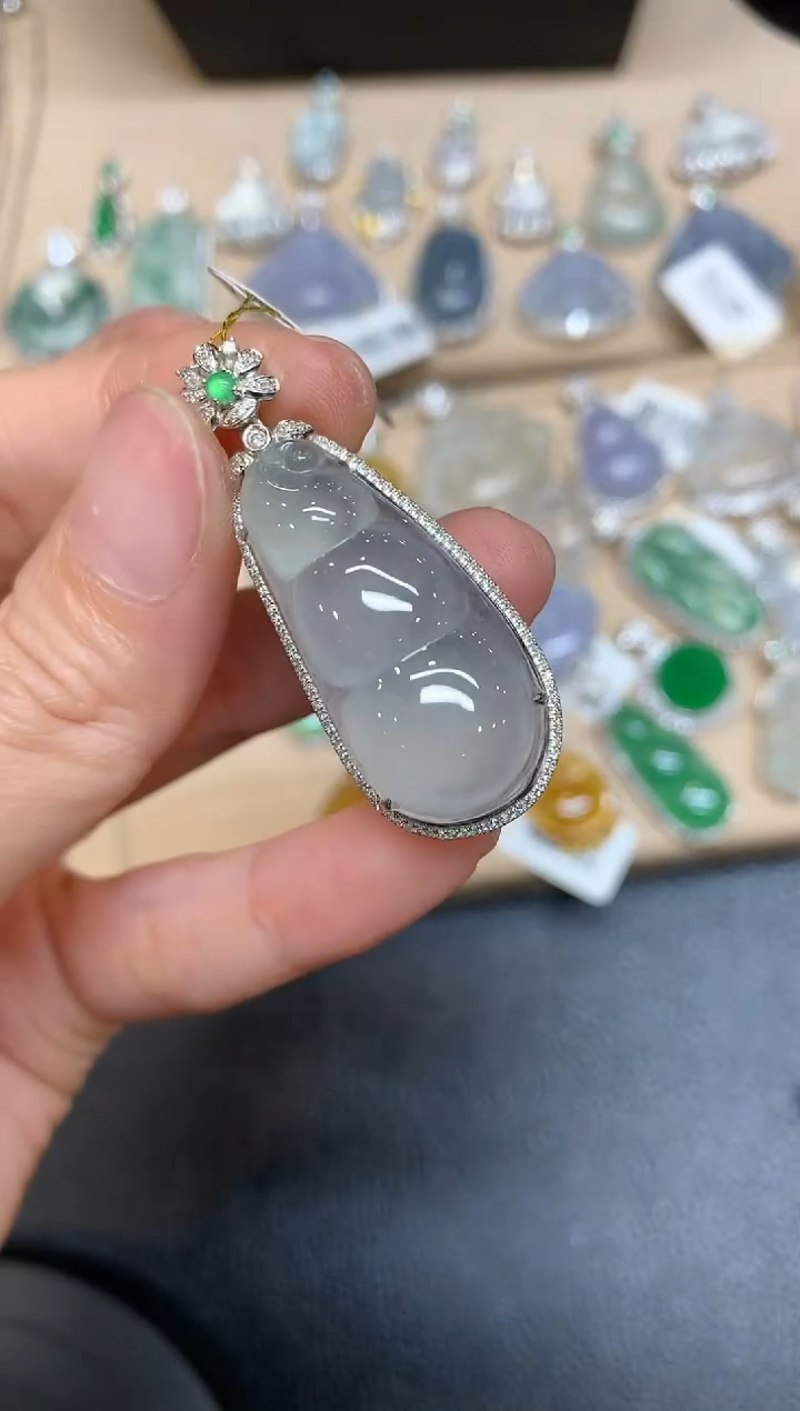 【闪购商品】翡翠吊坠(不含链)18K金镶嵌福豆【无服务费