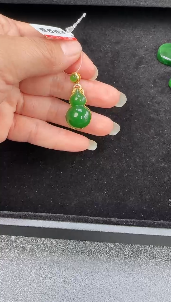 颈饰18K金镶嵌和田玉葫芦