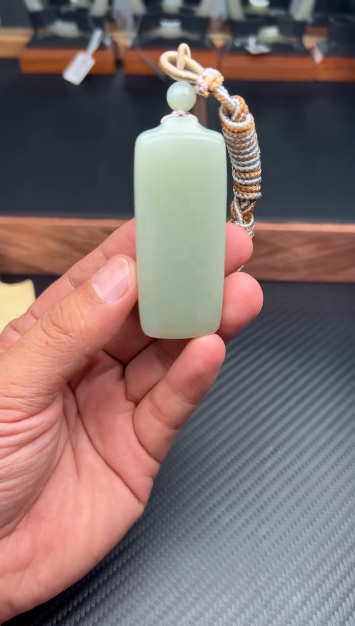 吊坠(赠链)未镶嵌和田玉且末微色差近矿