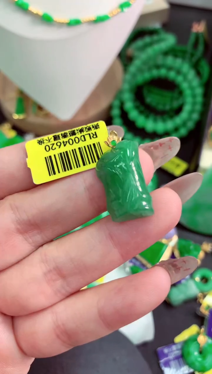 翡翠18K金镶嵌颈饰挂件