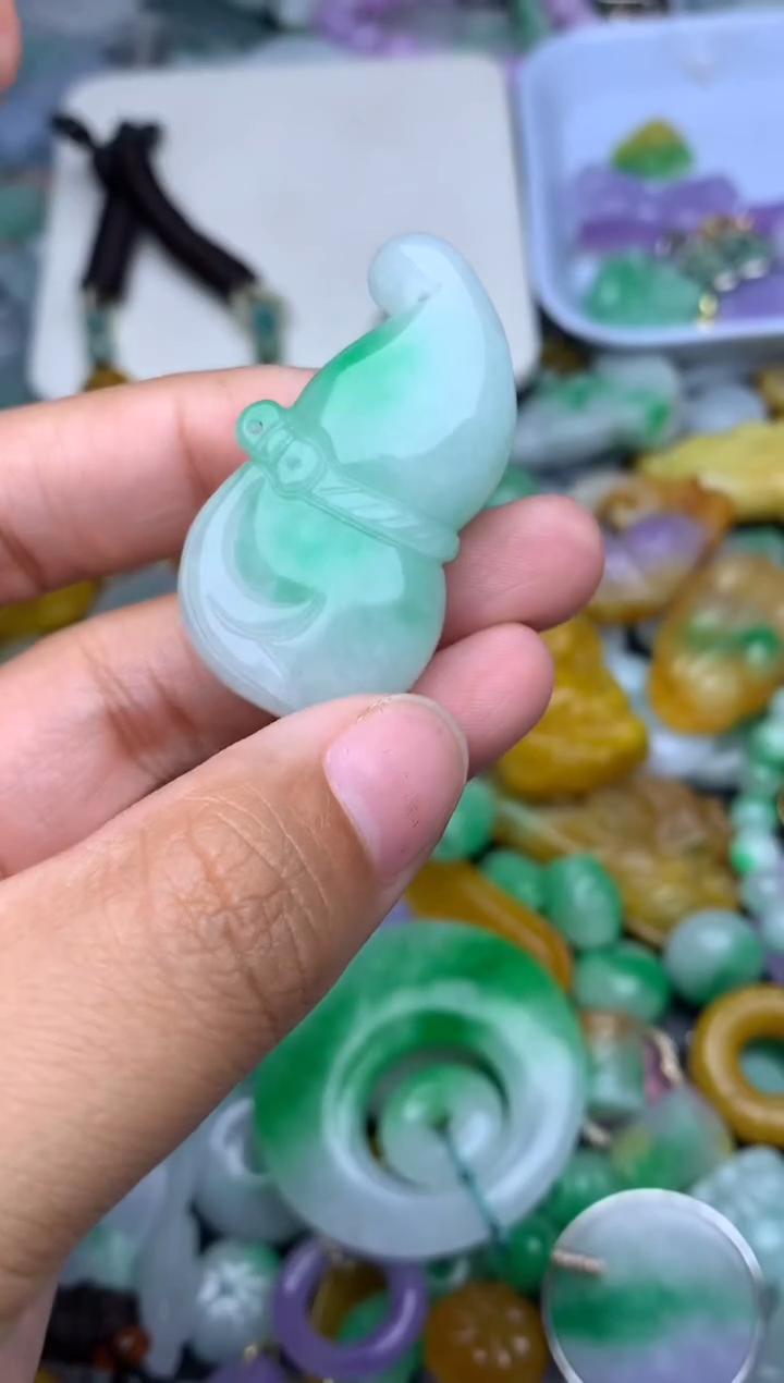 颈饰未镶嵌翡翠天然缅甸翡翠吊坠