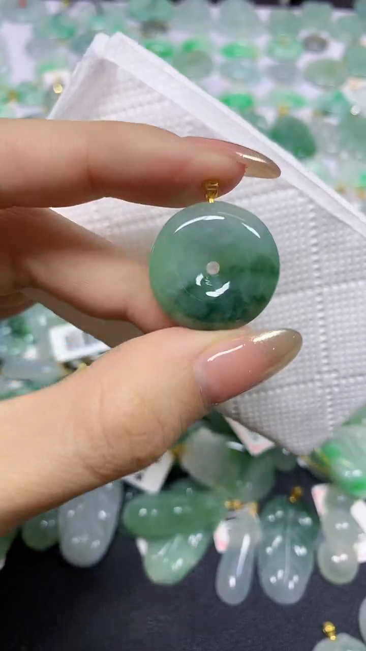 颈饰18K金镶嵌翡翠天然翡翠A货