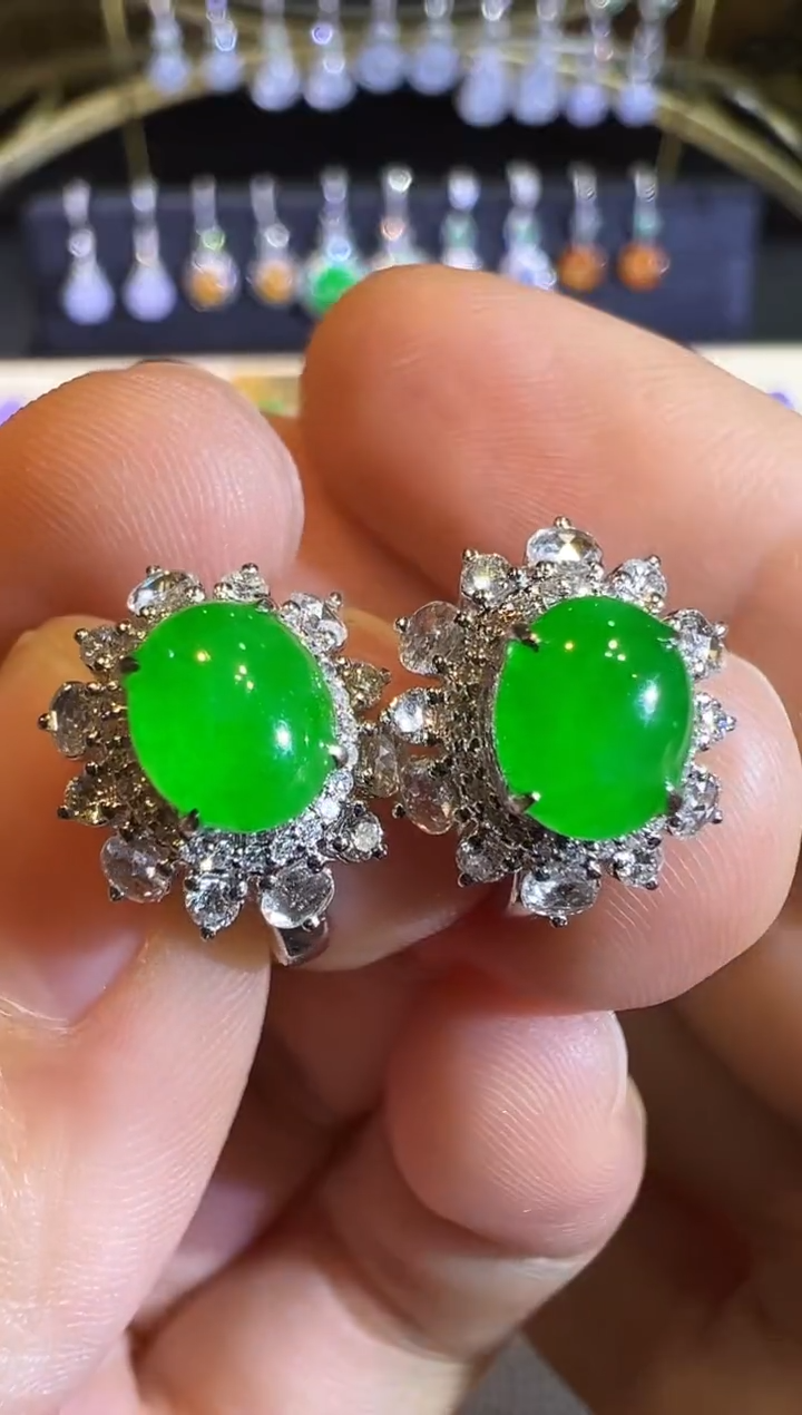 【闪购商品】翡翠耳饰18K金镶嵌高冰正阳满绿蛋面耳包