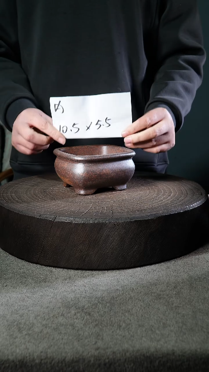 A宜兴紫砂小花盆