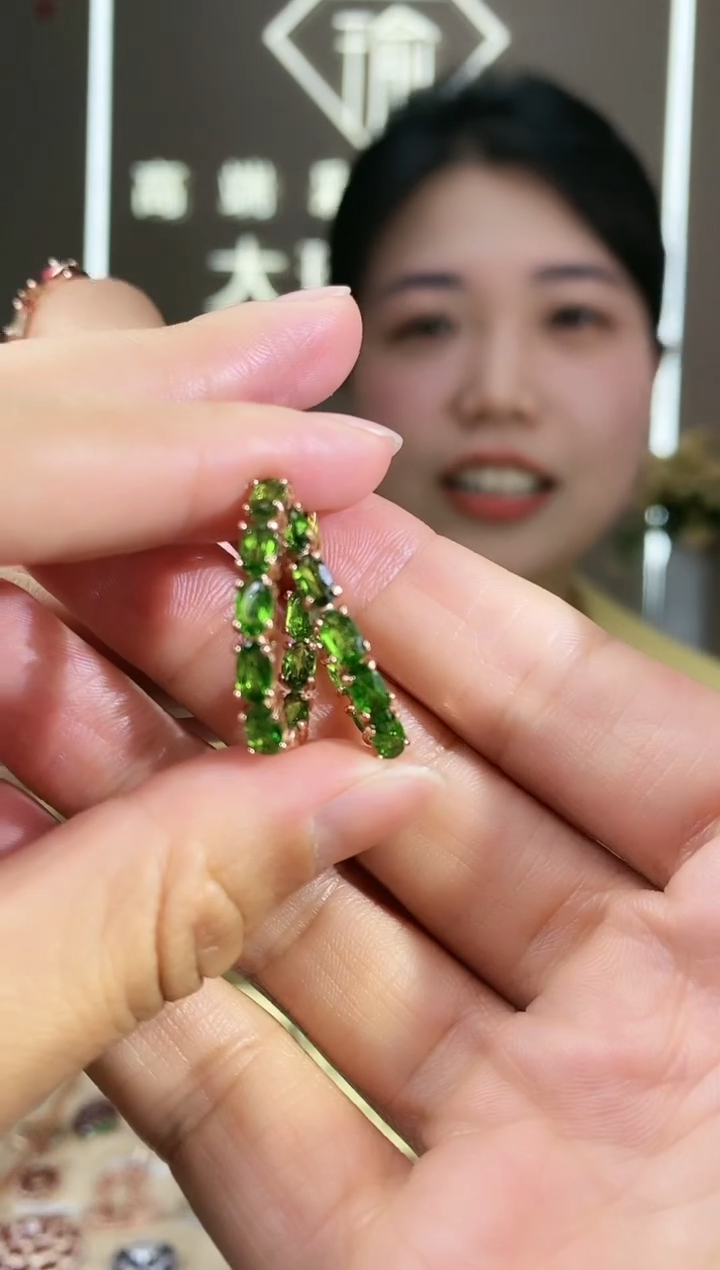 【闪购商品】透辉石耳饰银S925镶嵌耳饰