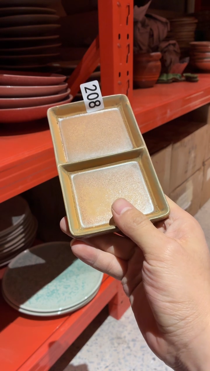 瓷片头**甩208 黄流沙双格料碟1个