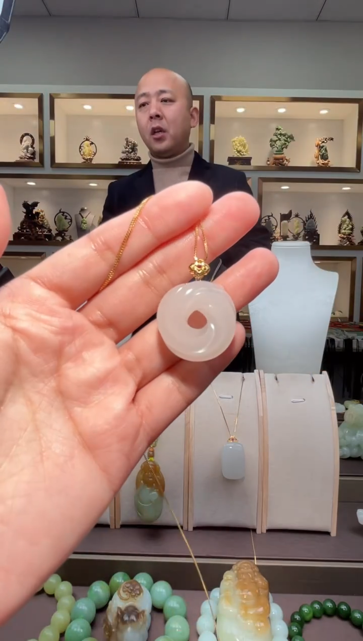 颈饰18K金镶嵌和田玉苏