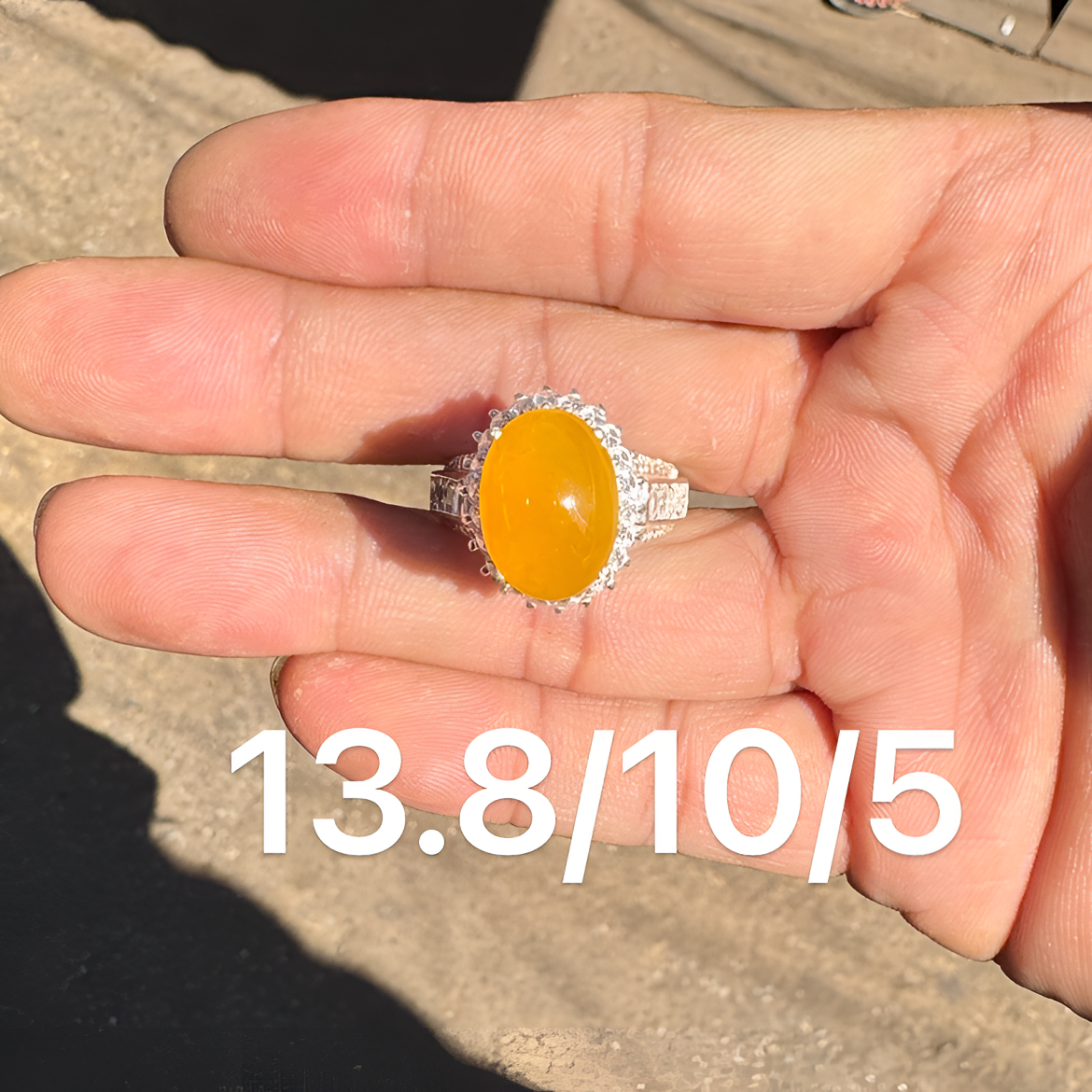 1209(小哪吒在源头)冰种翡翠蛋黄翡戒面干净肉细杠味荧光足M130