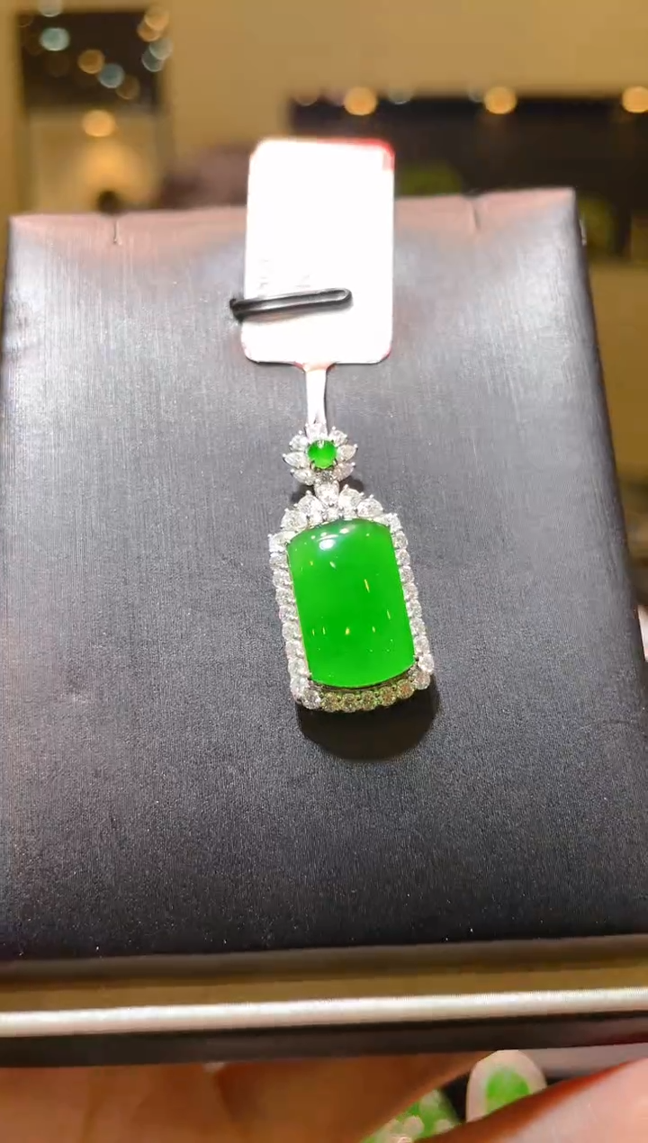 【闪购商品】翡翠吊坠(赠链)18K金镶嵌A71