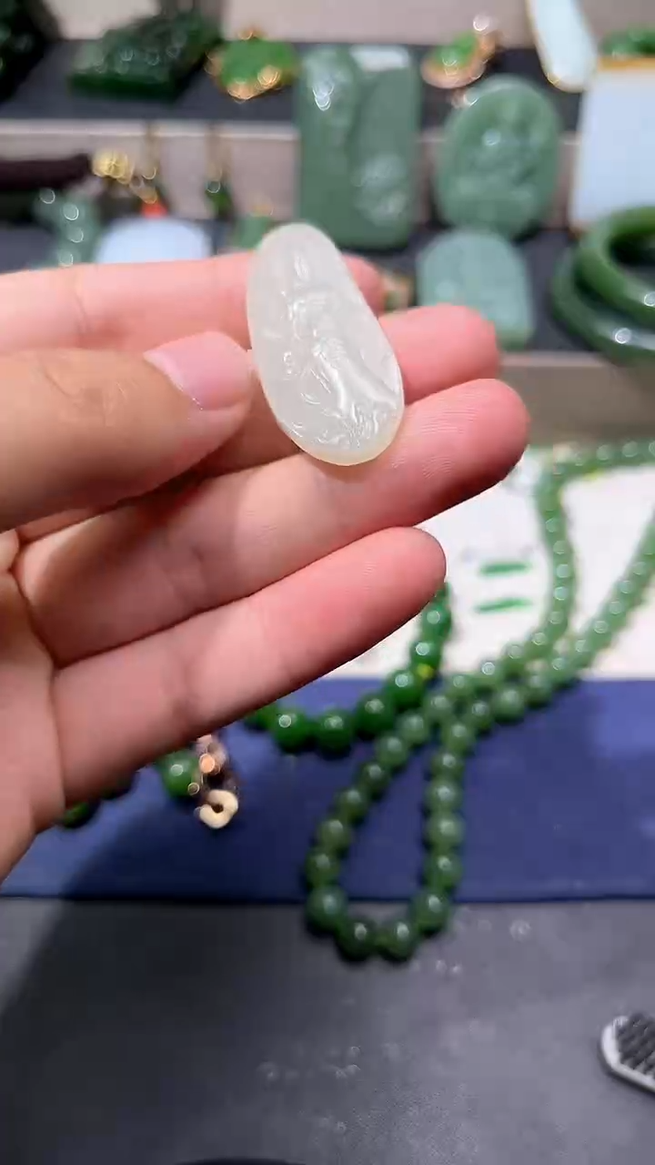 和田玉未镶嵌颈饰挂件