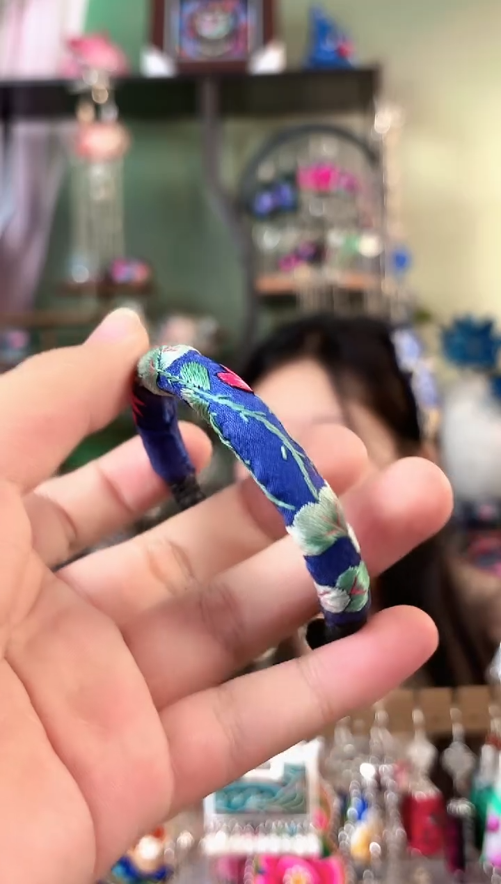 彩云南阁非遗老绣苗银饰品450