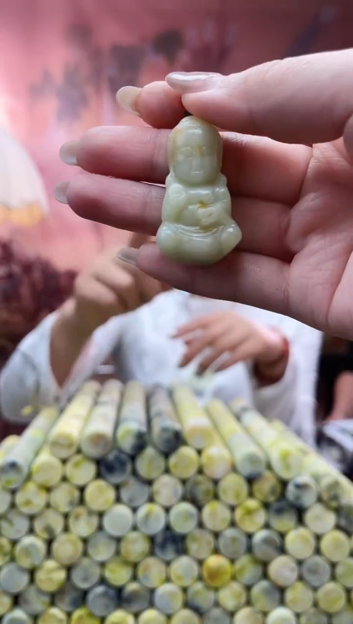 未镶嵌岫玉吊坠`