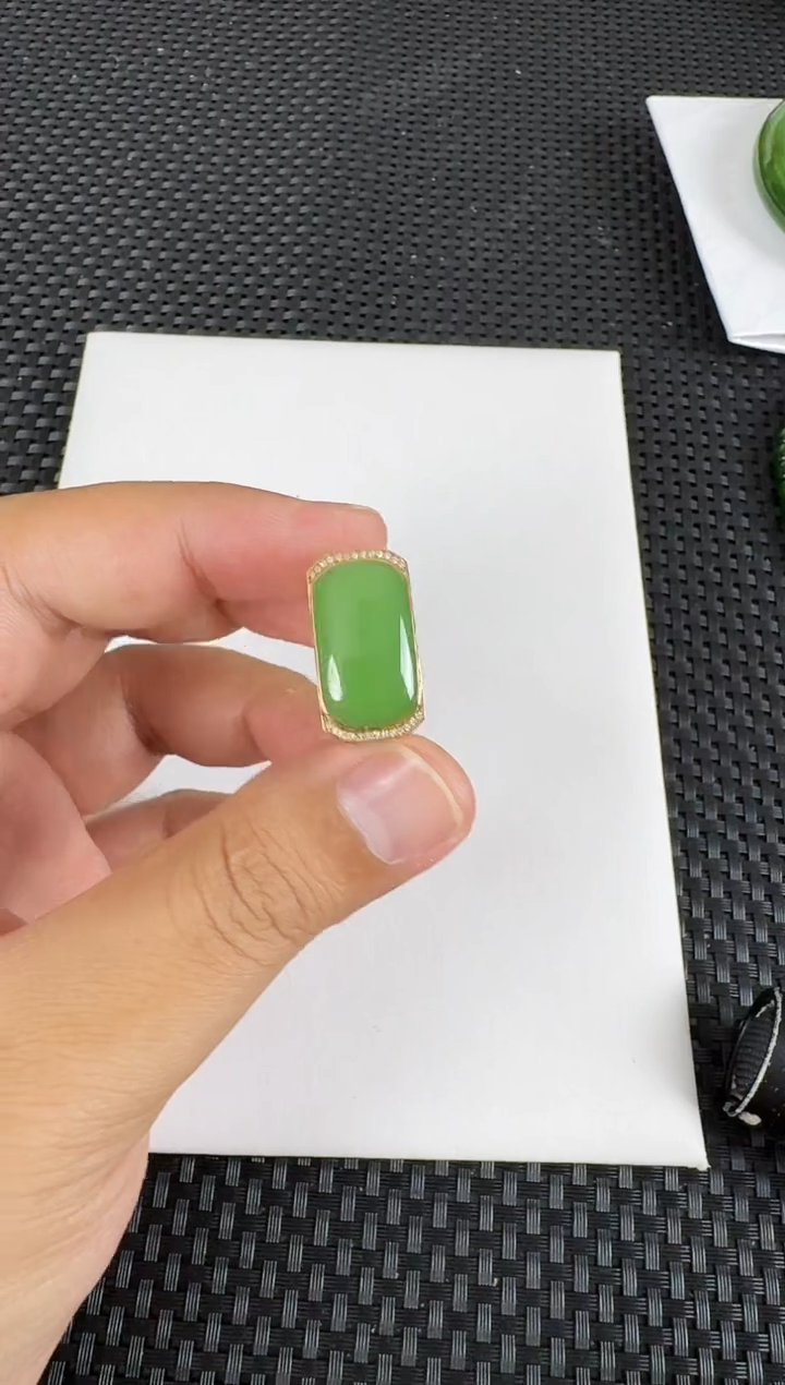【闪购商品】和田玉（碧玉）戒指18K金镶嵌马鞍戒粉绿特细