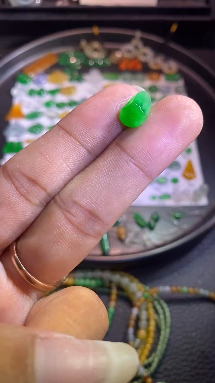 翡翠挂件未镶嵌莲蓬