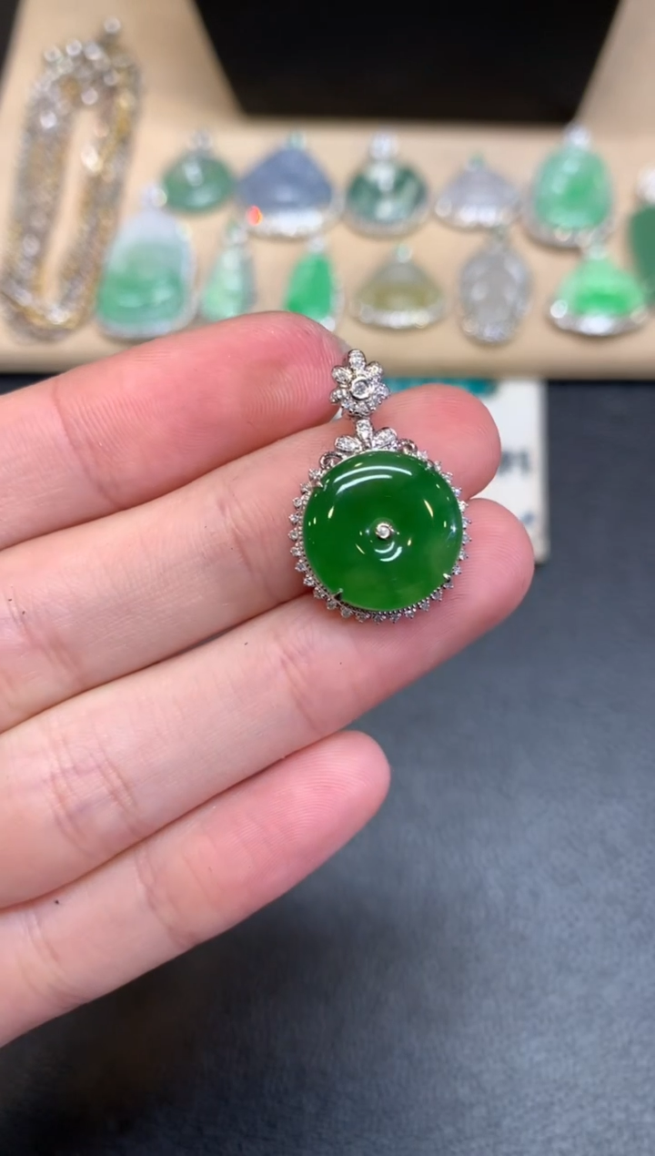 【闪购商品】翡翠颈饰18K金镶嵌平安扣【无服务费】