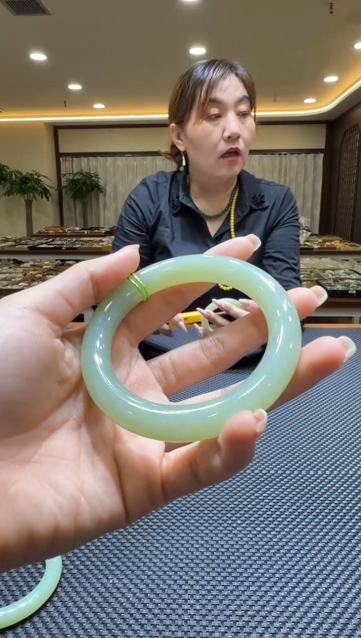 颈饰未镶嵌和田玉手镯60