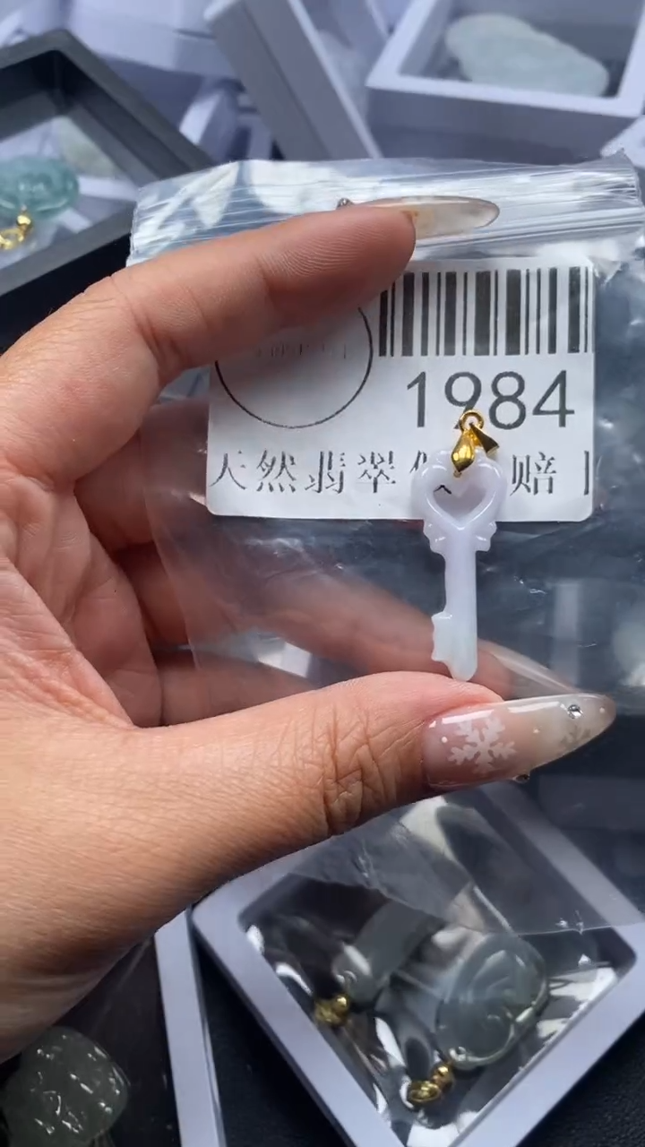 颈饰未镶嵌翡翠1984