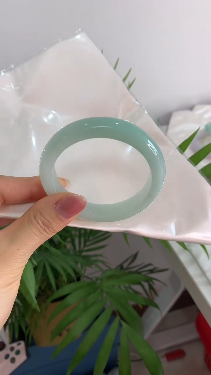 未镶嵌手镯翡翠55.5甜绿半山水