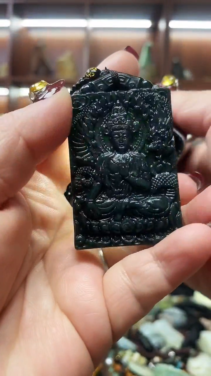 未镶嵌蛇纹石玉吊坠     