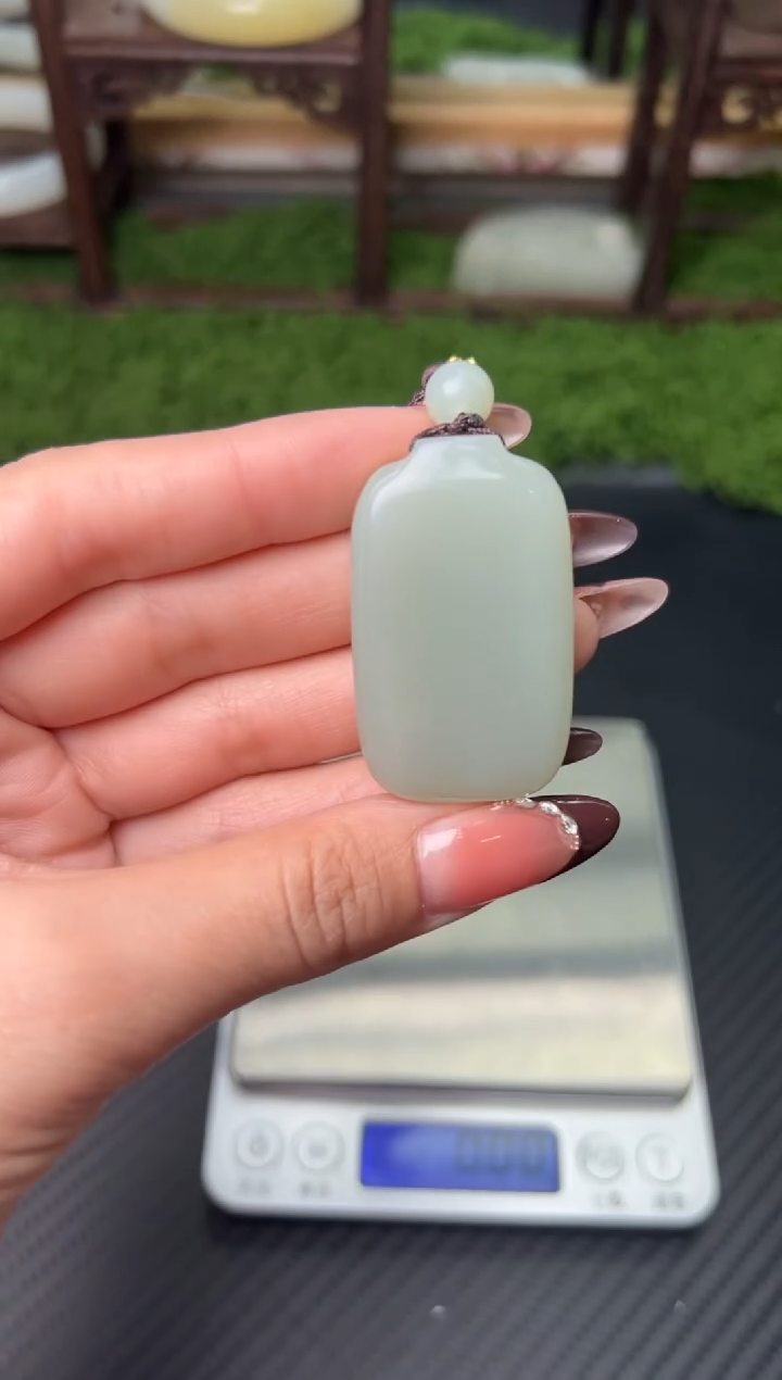 吊坠(赠链)未镶嵌和田玉且末微色差近矿吊坠