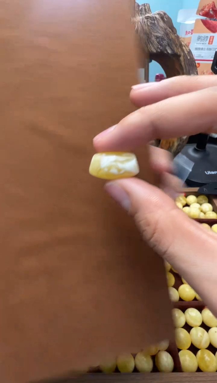 【闪购商品】蜜蜡裸石未镶嵌俄料锁骨1.615克