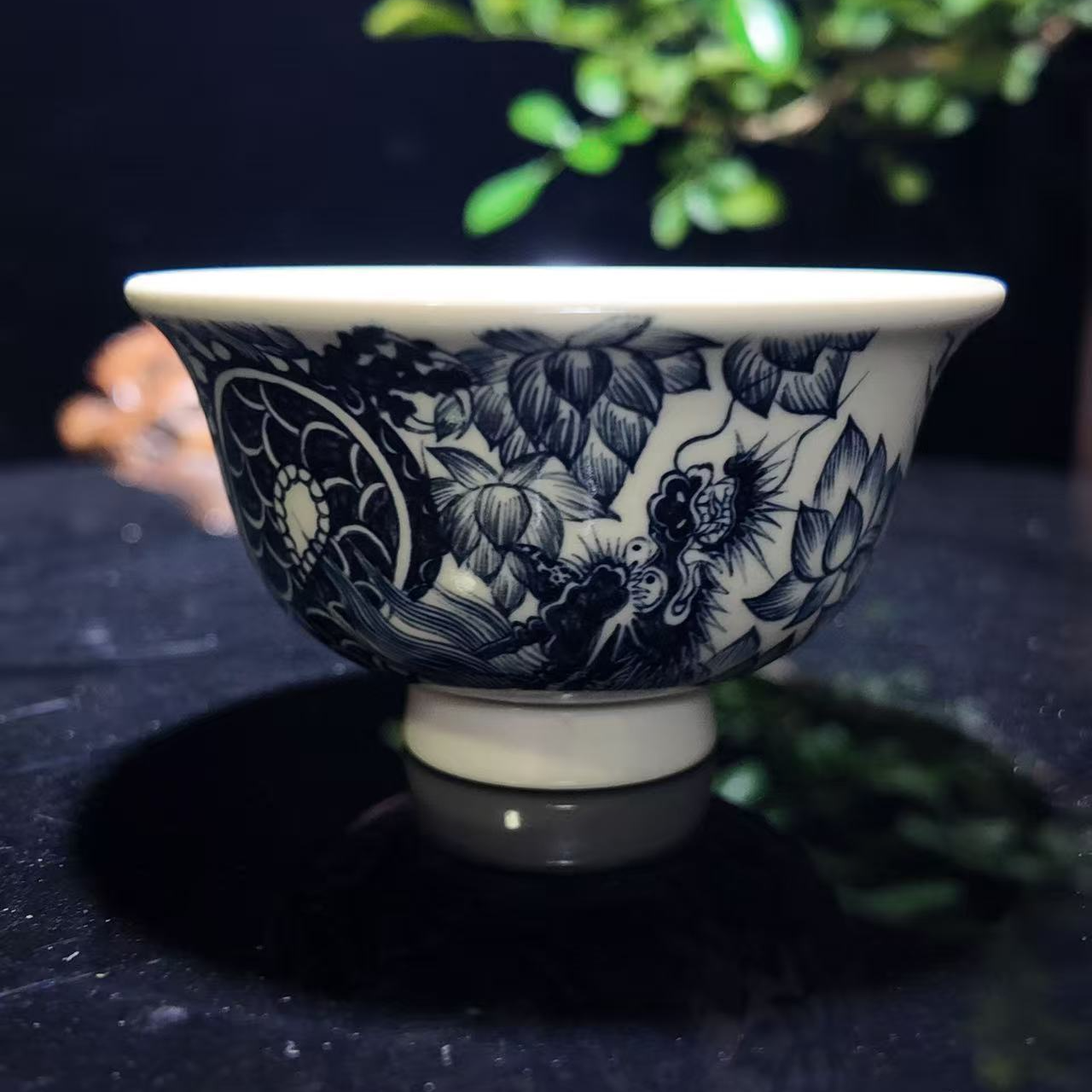 元经秘旨青花穿花龙压手杯