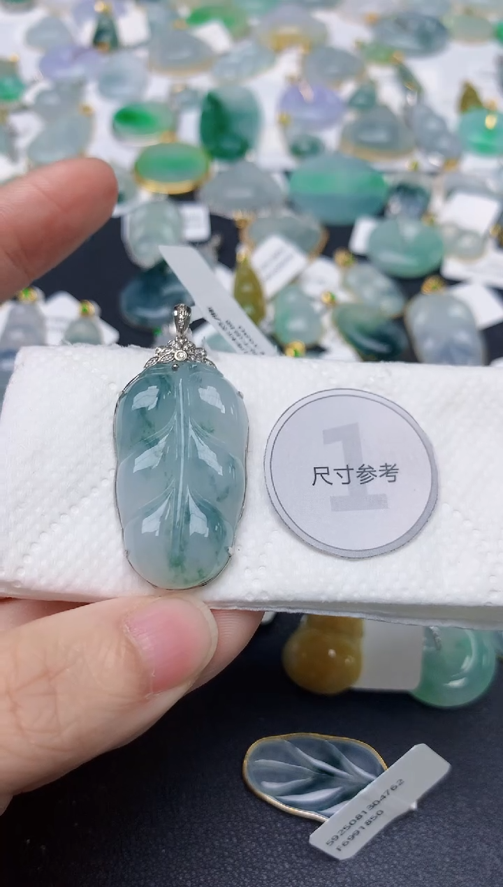 颈饰18K金镶嵌翡翠风**驼天然缅甸A货翡翠