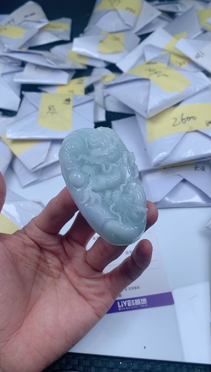 翡翠未镶嵌颈饰           