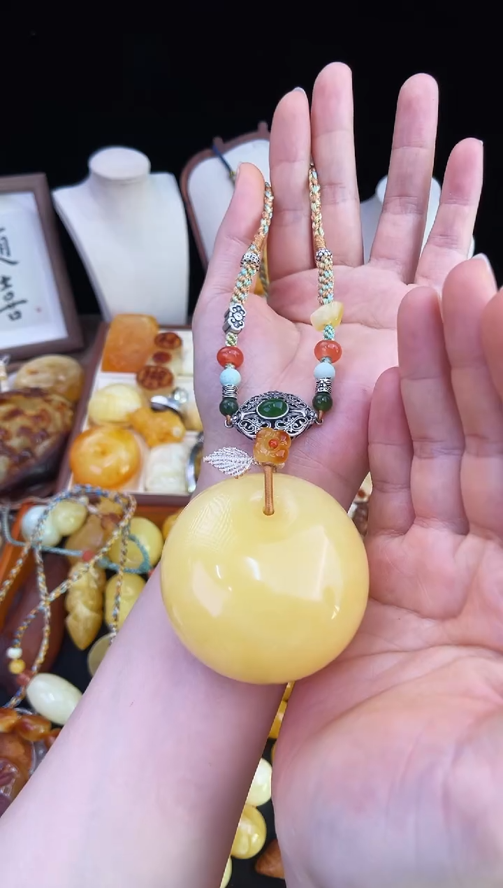 琥珀未镶嵌珠宝奇石手***心柒月