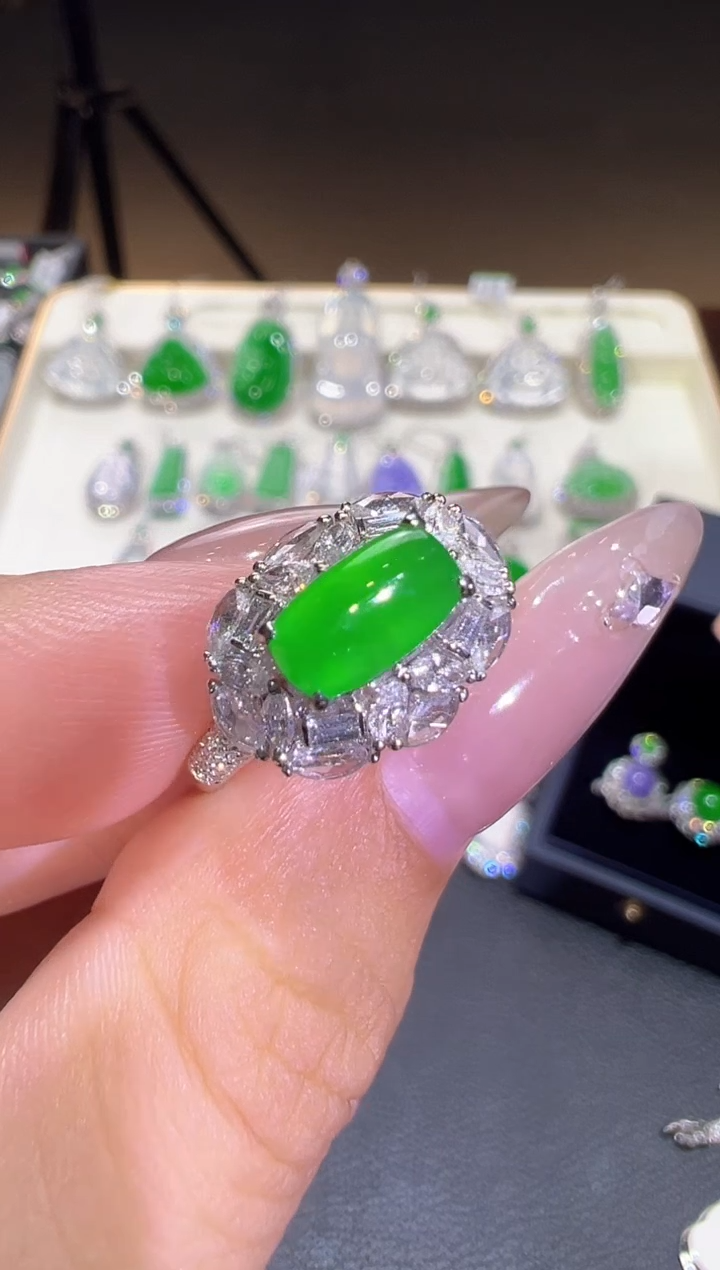 18K金镶嵌戒指翡翠翡翠