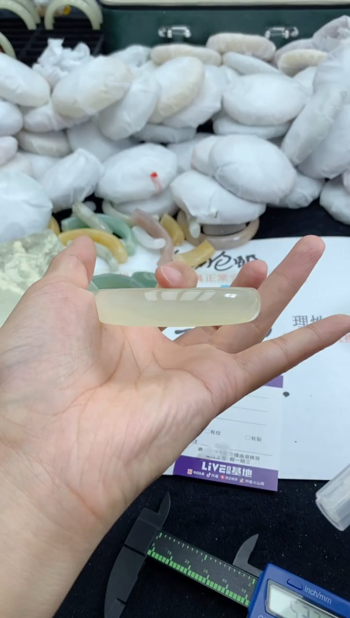 【闪购商品】石英质玉手镯未镶嵌54