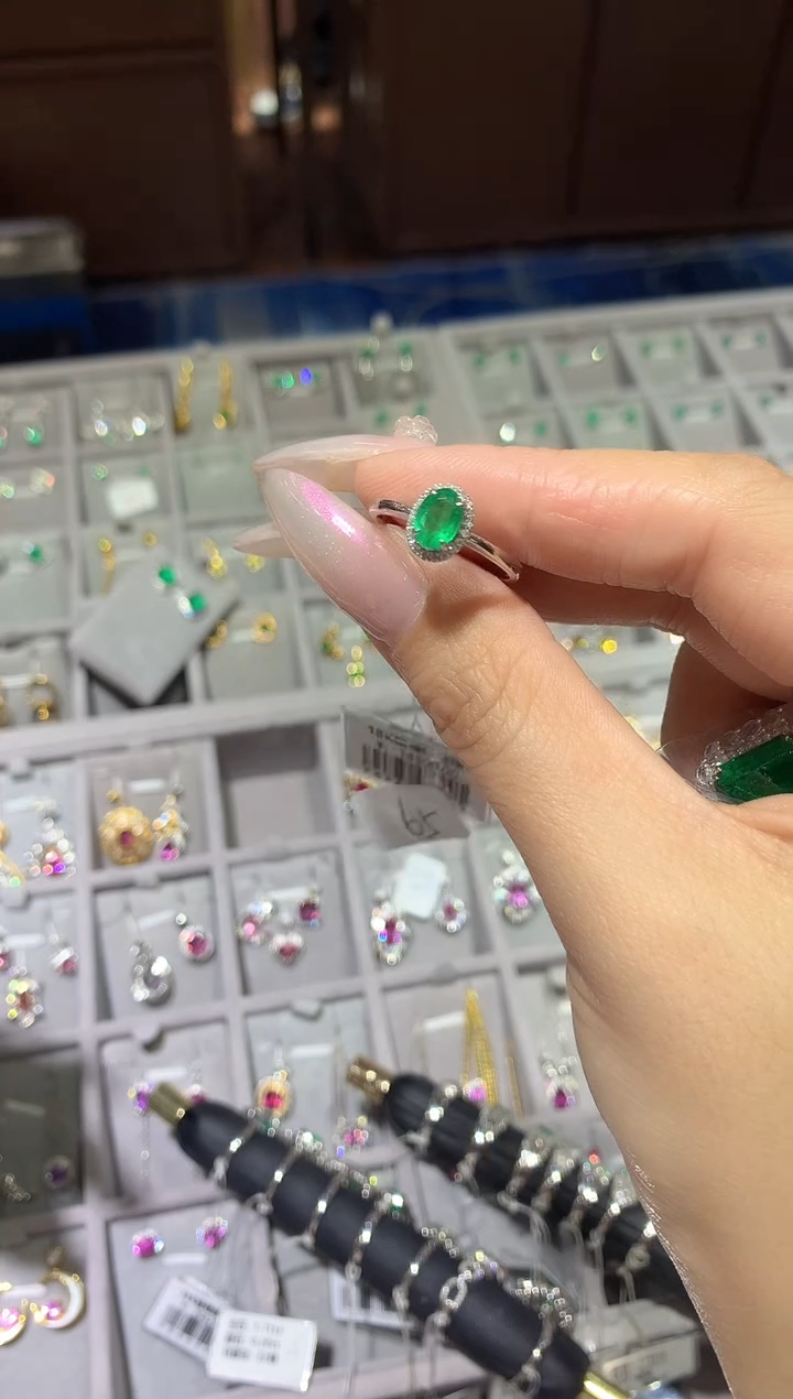 【闪购商品】祖母绿戒指18K金镶嵌祖母绿戒指