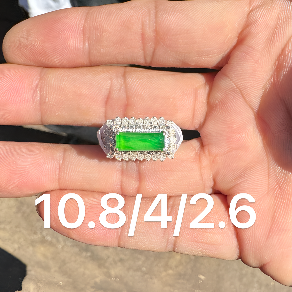 1206(小哪吒在源头)冰玻种翡翠飘阳绿色马鞍戒面杠味荧光足M60