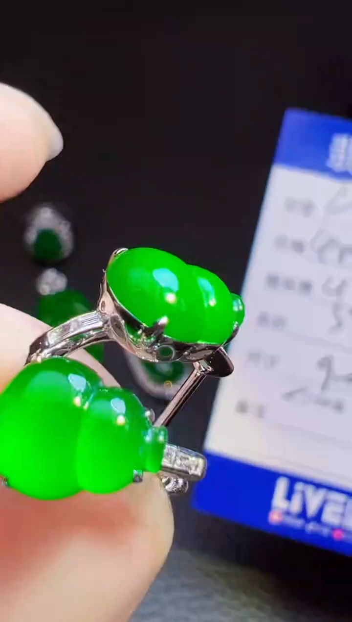 18K金镶嵌翡翠耳饰精**雅翡翠