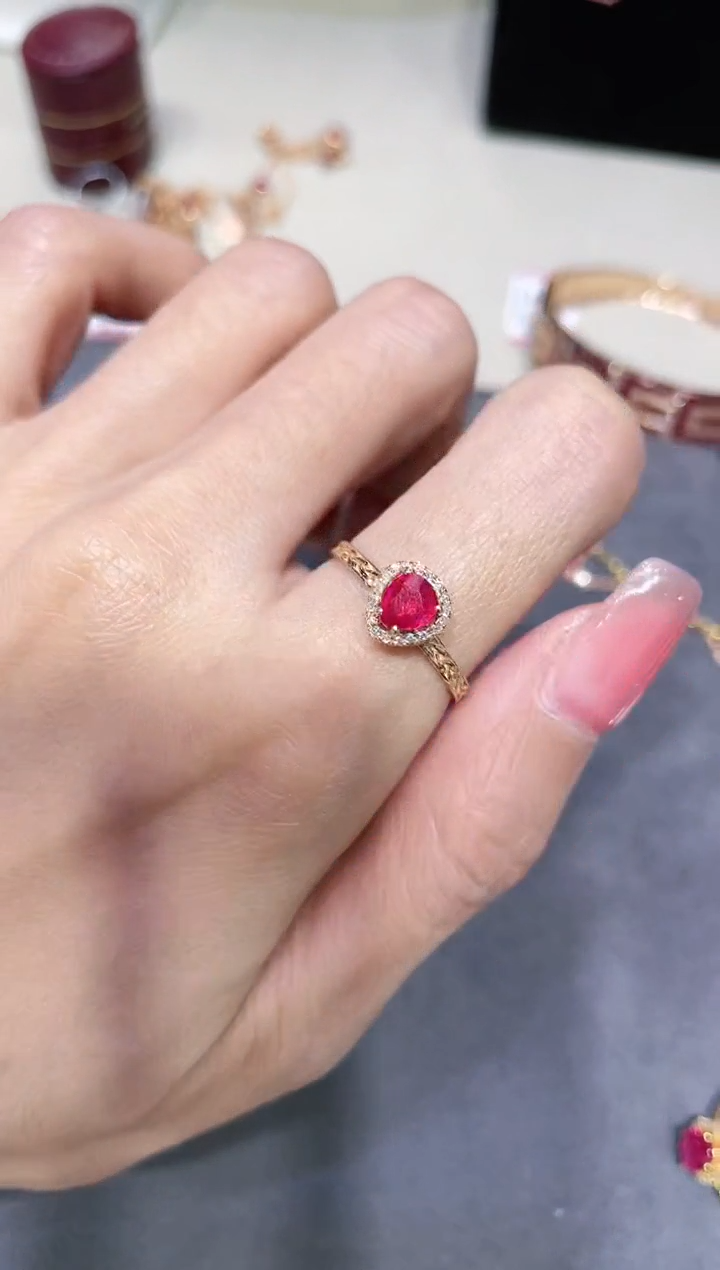 18K金镶嵌天然红宝石戒指