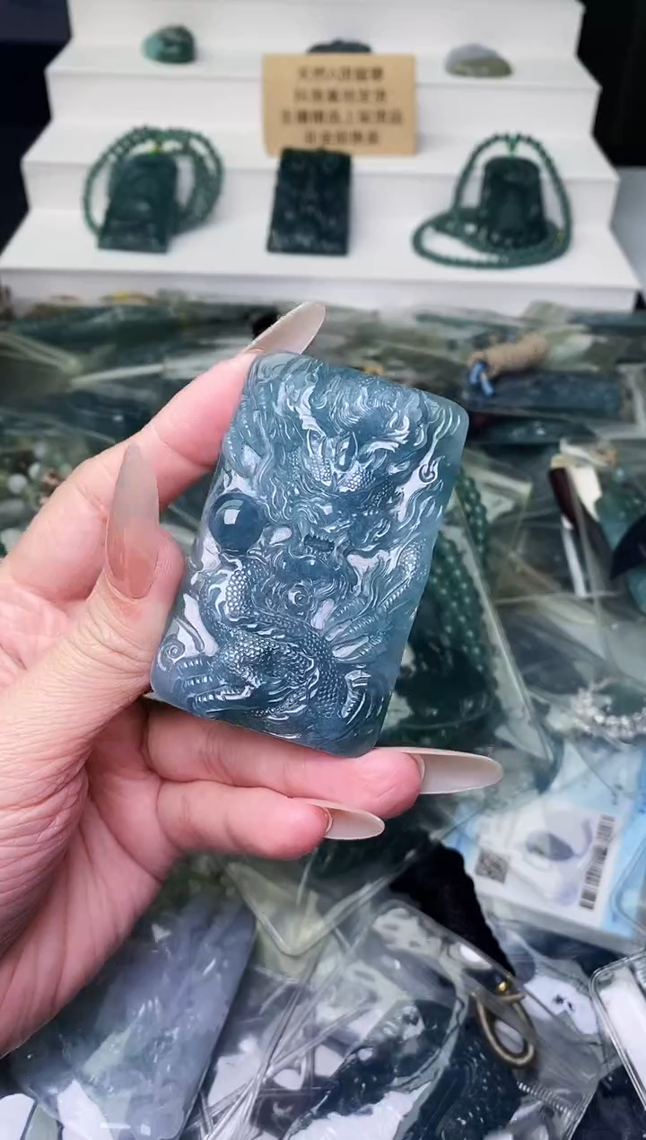 颈饰未镶嵌翡翠 