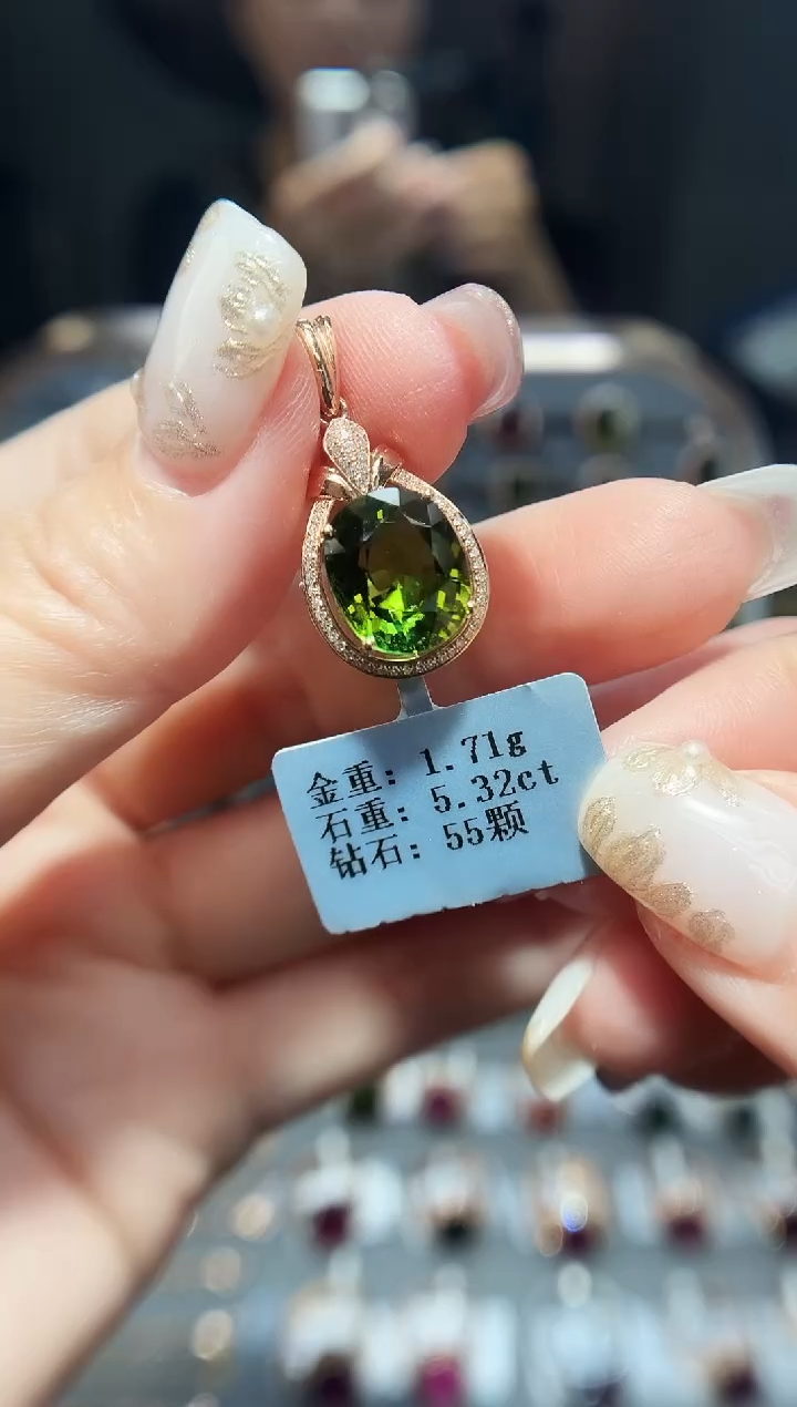 颈饰18K金镶嵌碧玺5.32
