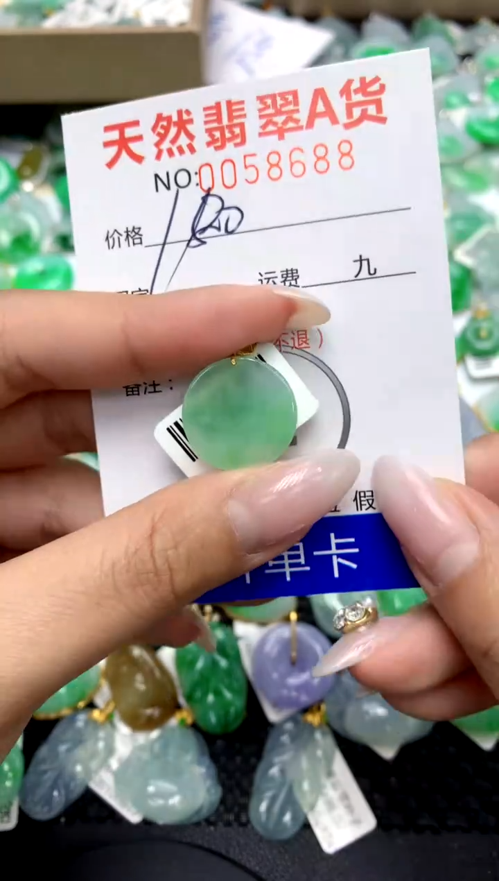 翡翠18K金镶嵌颈饰11111111111111