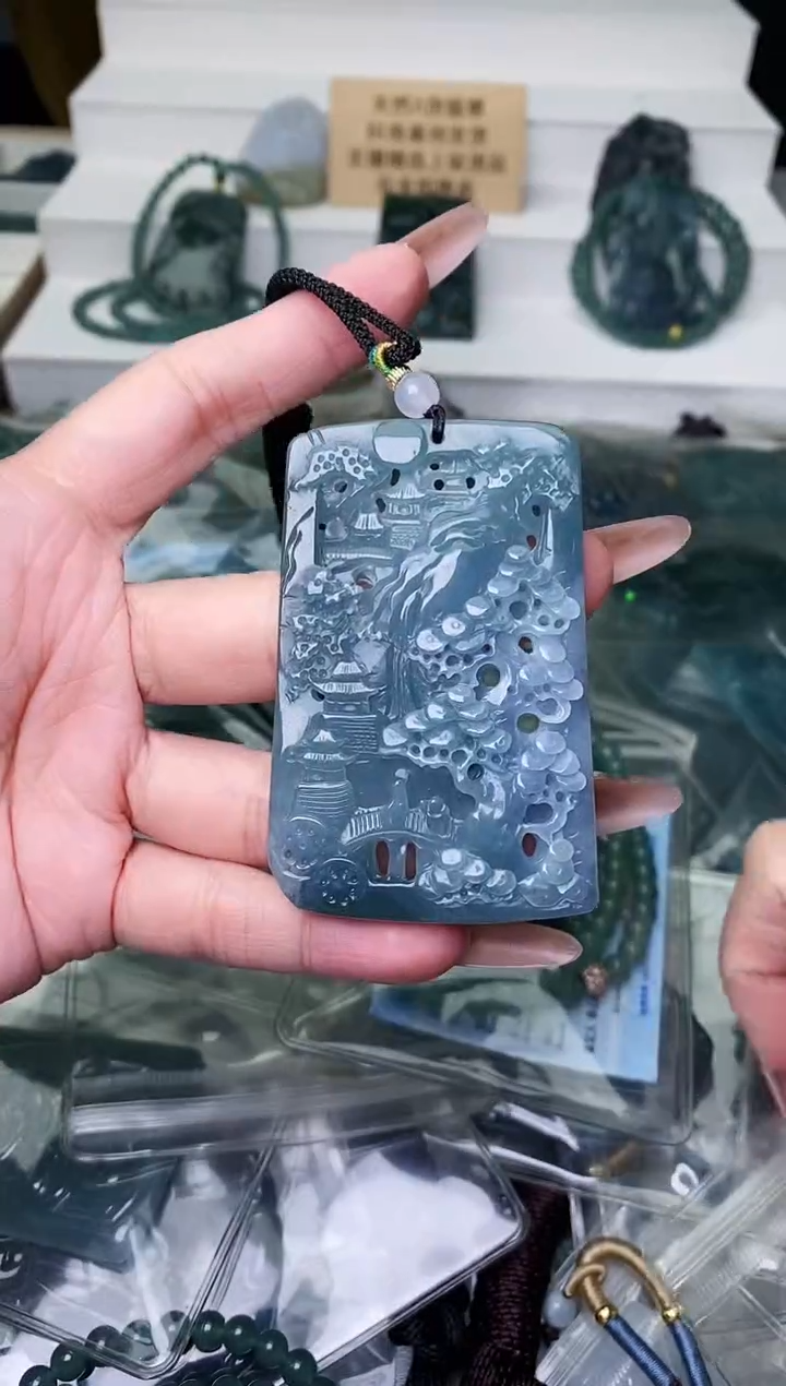 颈饰未镶嵌翡翠 