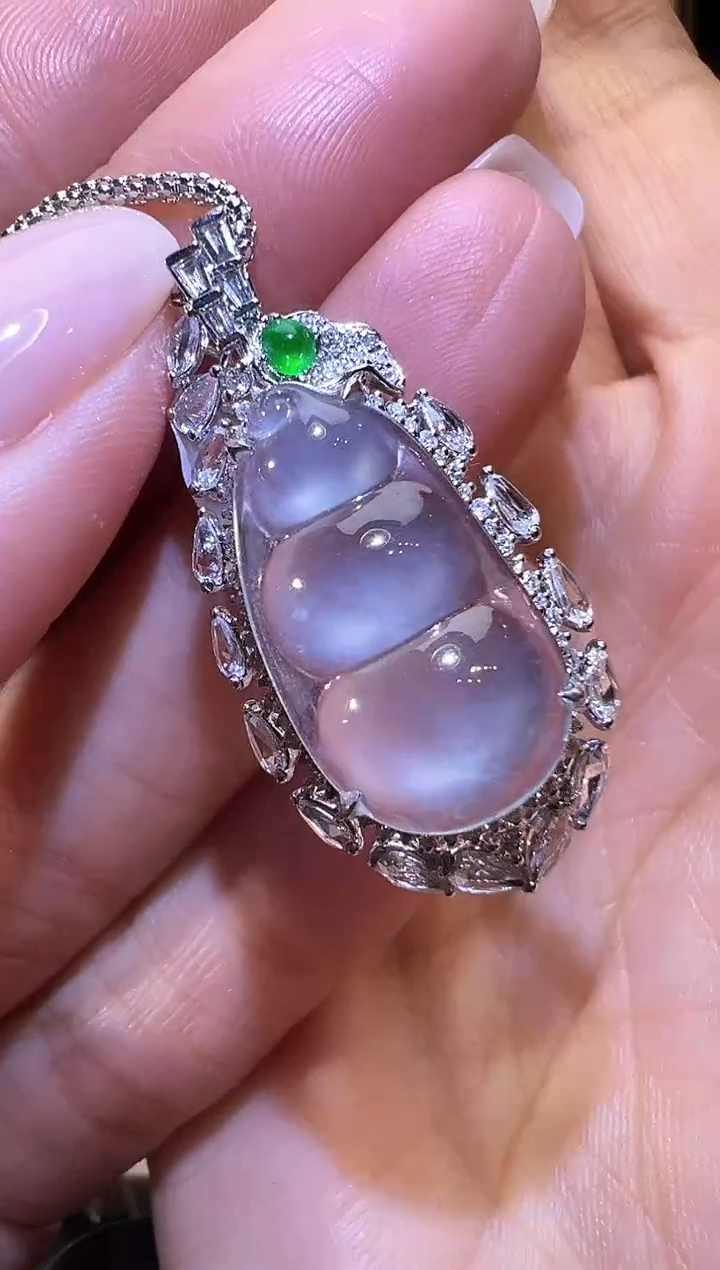 颈饰18K金镶嵌翡翠福豆