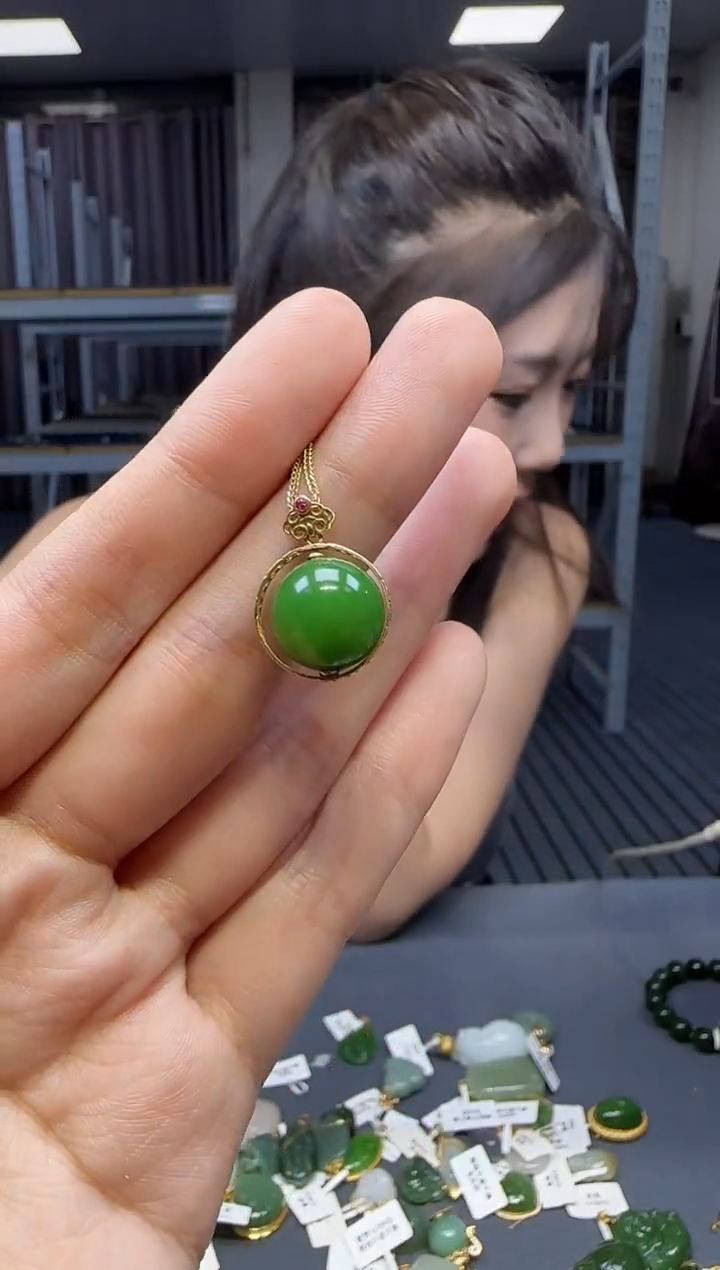 和田玉18K金镶嵌挂件 不含链