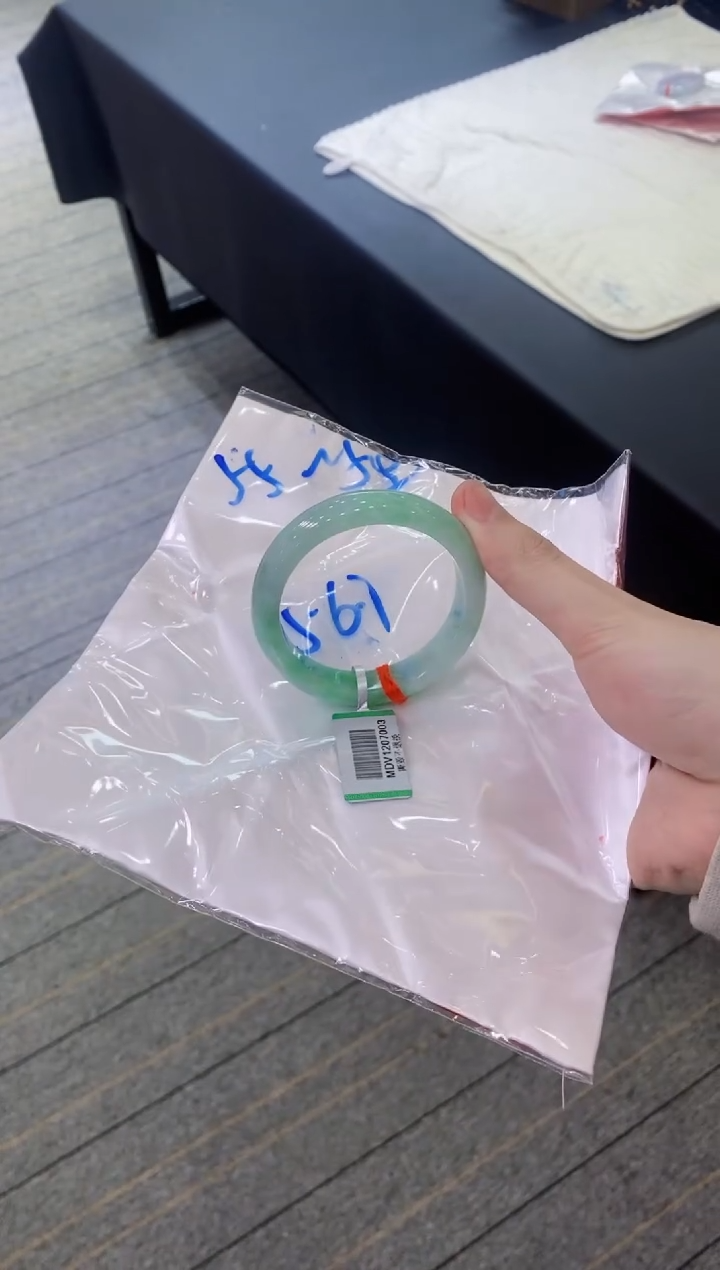 【闪购商品】翡翠手镯未镶嵌             