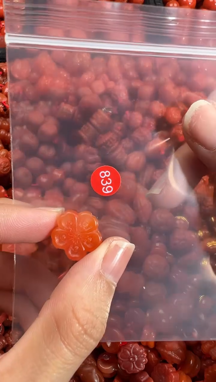 南红玛瑙未镶嵌颈饰1