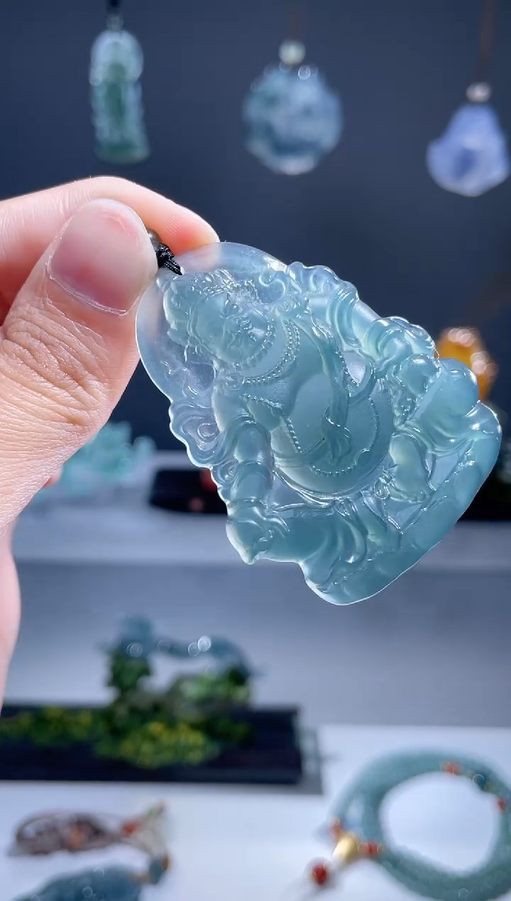 翡翠未镶嵌颈饰黄财神