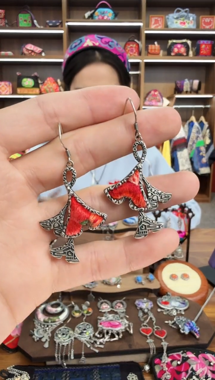 【闪购商品】织绣35蒙阿苏苗绣传承