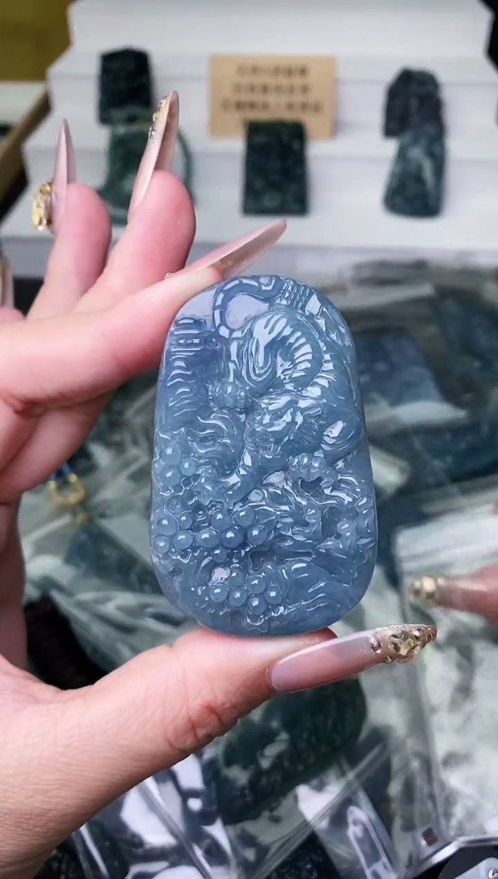 颈饰未镶嵌翡翠 