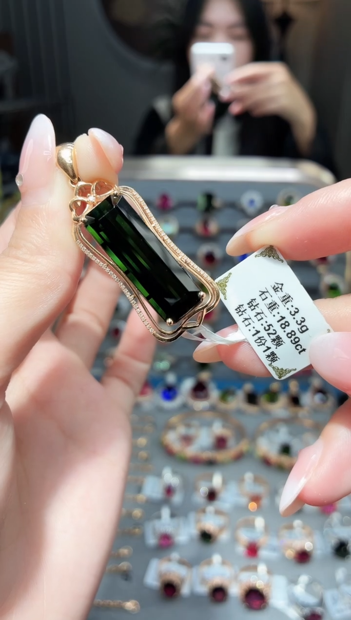 颈饰18K金镶嵌碧玺18.89ct